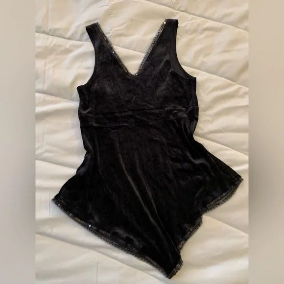 EUC Black velvet V-hem peplum babydoll tank with beading. Sz small by Express. - Picture 5 of 6